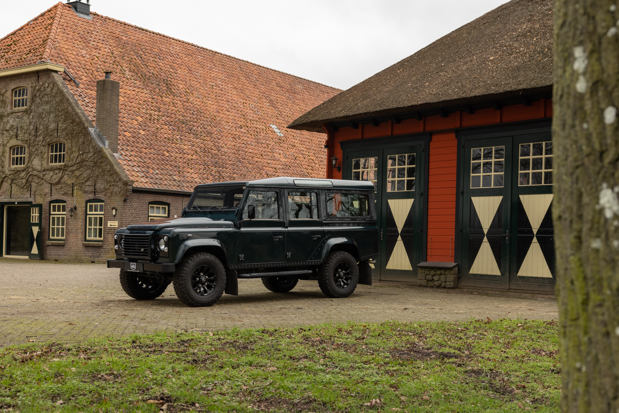 Land Rover Defender 110 Adventure Edition Commercial (2015)