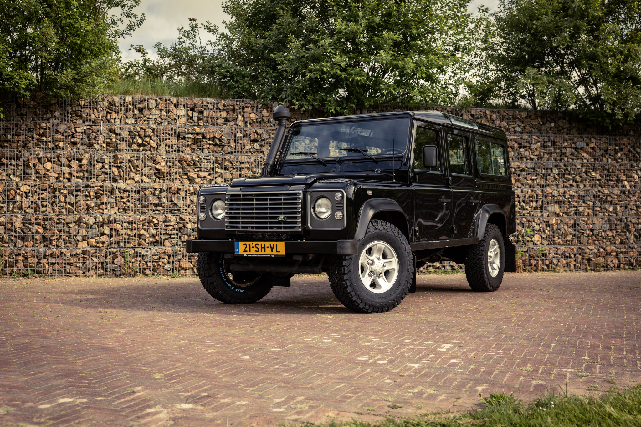 Land Rover Defender 110 Adventure Edition Commercial (2015)