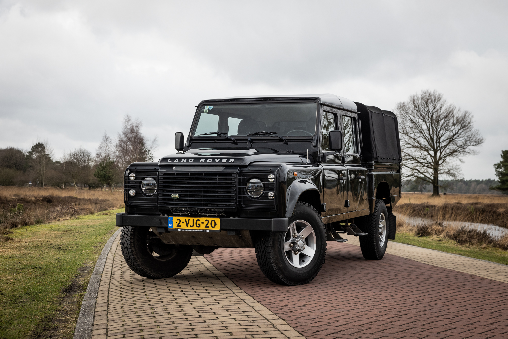 Land Rover Defender 110 Adventure Edition Commercial (2015)