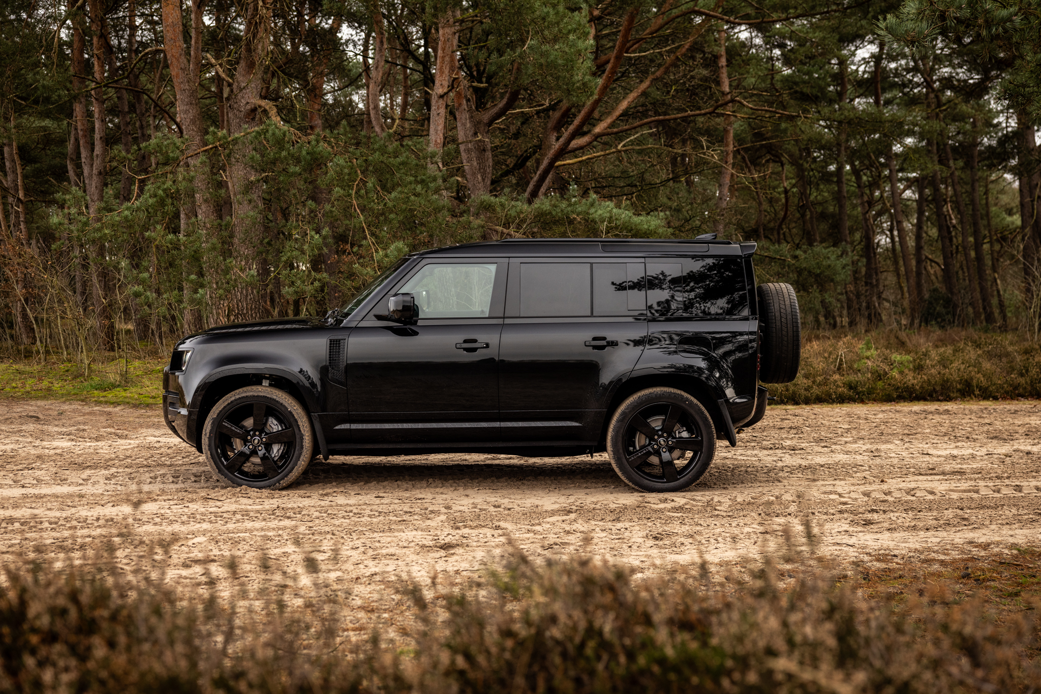 Land Rover Defender 110 P300e (2025)
